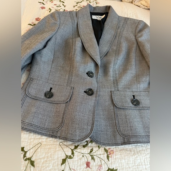 ✨ Le Suit Gray Blazer | Timeless Elegance & Tailored Sophistication ✨ - Picture 4 of 10